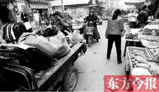 和所有的都市村莊一樣，老鴉陳也充滿著形形色色的人，窄窄的巷子因占道經營變得更加狹窄