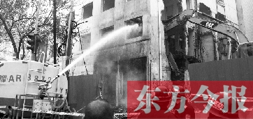 昨天早上8點半，鄭州市農(nóng)業(yè)路一拆遷工地，用兩臺噴水車噴水除塵，有效地阻止了施工揚塵