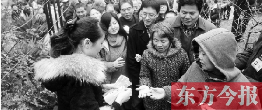 12月8日，鄭州市民排隊領(lǐng)取地鐵試乘劵。