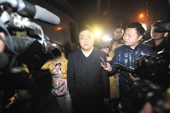 1月15日，重慶，庭審結(jié)束，張貴英的辯護(hù)律師接受媒體采訪。