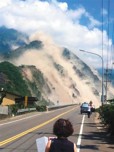 地震造成大面積山崩。網絡截圖