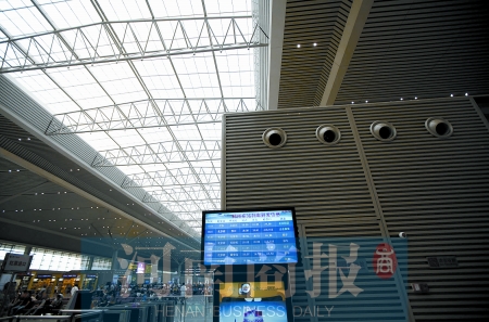 　鄭州東站三樓候車大廳，雖然空調處有涼風吹出，但陽光通過頂棚照進，導致整個大廳的空調制冷效果不明顯