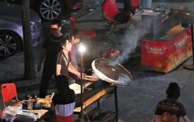 7月4日，青年路國美第一城小區附近的夜市臨街露天燒烤攤。