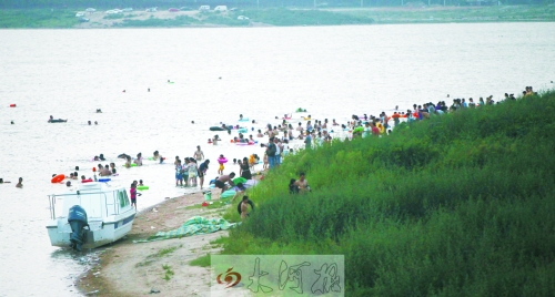 龍湖成為“第一浴場(chǎng)”，對(duì)市民是堵還是疏值得探討。