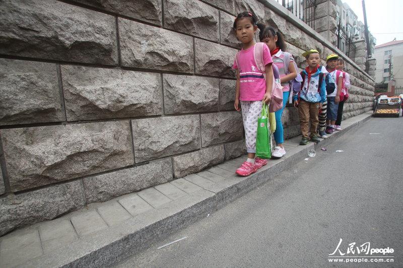 2013年09月11日，濟南運署街上，小學生走史上“最窄人行道”上學。圖片來源：CFP