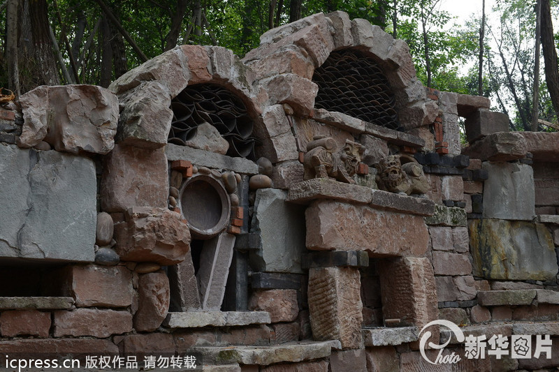 2013年9月23日，有網(wǎng)友近日報料重慶一所大學(xué)正在修建稀奇古怪的校大門