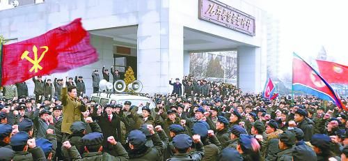朝鮮11日繼續(xù)展開大規(guī)模批判張成澤運動。圖為朝鮮金策工業(yè)大學的青年學生宣誓擁護領袖金正恩。