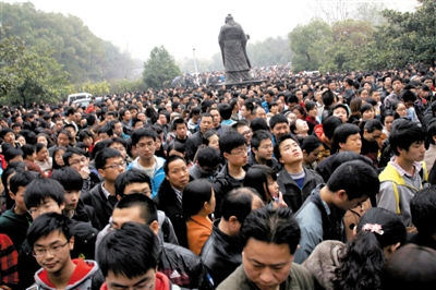 去年3月16日，武漢華中科技大學(xué)，“北約”、“華約”、“卓越”聯(lián)盟自主招生選拔考試湖北考點(diǎn)，考生等待進(jìn)場。 圖/CFP