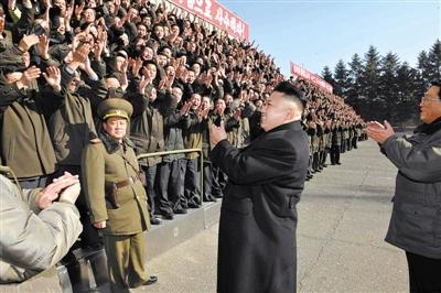 朝中社1月15日發布的圖片顯示，朝鮮最高領導人金正恩視察位于平安南道的國家科學院，與科研人員會面。