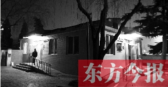 1月13日晚9點(diǎn)20分，鄭州市嵩山路與伊河路交叉口西北角的生態(tài)廁所依然開著燈
