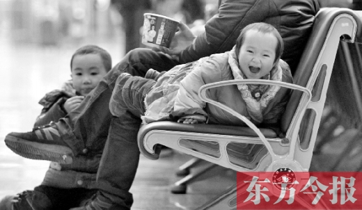 鄭州東站候車(chē)長(zhǎng)椅上，哈哈，馬上回家過(guò)年有禮物收了