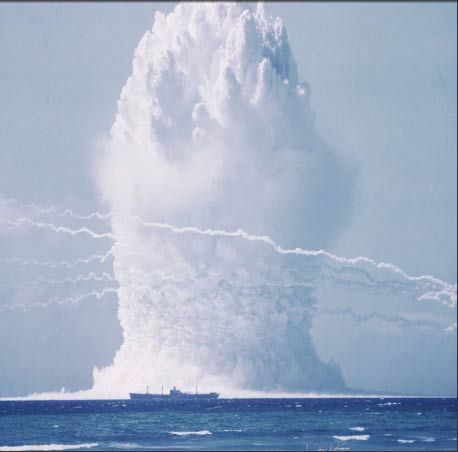 1958年，一枚只有廣島原子彈一半大小的小型原子彈被引爆，數噸海水被掀起，產生驚人的破壞力。