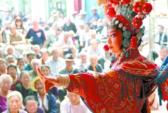 圖為8月15日戲曲演員在“流動舞臺車”上表演傳統地方戲《穆桂英下山》。