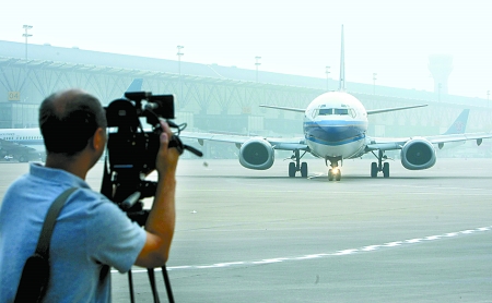 　8月28日，一架嶄新的波音737-800型飛機平穩(wěn)降落在鄭州新鄭國際機場。
