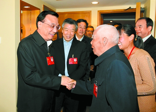 11月5日下午，中共中央政治局常委、國務(wù)院副總理李克強(qiáng)親切看望了參加中國共產(chǎn)黨第十八次全國代表大會的
