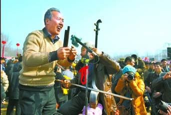 2月22日，寶豐馬街書會(huì)上，說(shuō)書藝人正在表演。記者 史長(zhǎng)來(lái) 攝