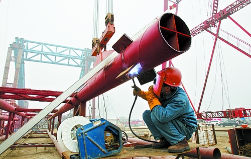 2月25日，在跨越南水北調總干渠的鄭州新鄭南段十里鋪公路橋施工現場，建設者在緊張地施工。