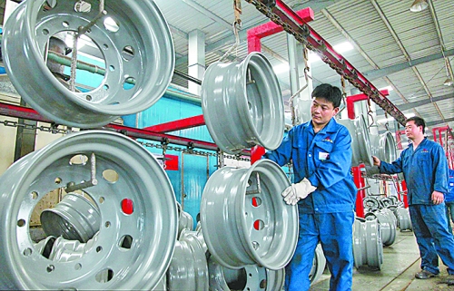 4月25日，許昌恒豐實業(yè)有限公司的員工正在生產(chǎn)重卡車輪。喬利峰 攝