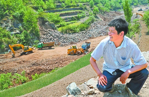 　　5月5日，魯山縣趙村鄉(xiāng)關(guān)岈村青年時(shí)軍偉看著正在建設(shè)的兩座小型水庫開心地笑了。他1994年開始外出