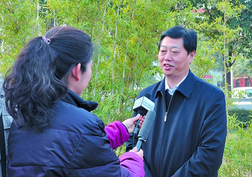 十八大代表、南陽市委書記李文慧談學習十八大精神體會