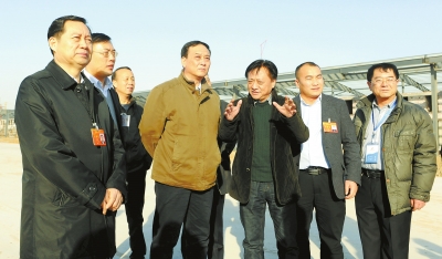 　　鄭州手拉手集團董事長賈長明（右三）向省農業廳廳長朱孟洲（右四），省政府副秘書長、省政府駐京辦主任