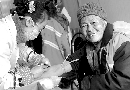 1月14日，汝南縣為全縣460多名環衛工人免費進行心電圖、胸透等13項健康檢查，并建立了個人健康檔案