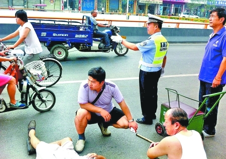 老人街頭摔倒 眾人聯手救助