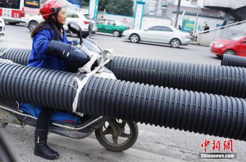 貴陽(yáng)現(xiàn)最牛摩姐 載超長(zhǎng)管穿梭車流