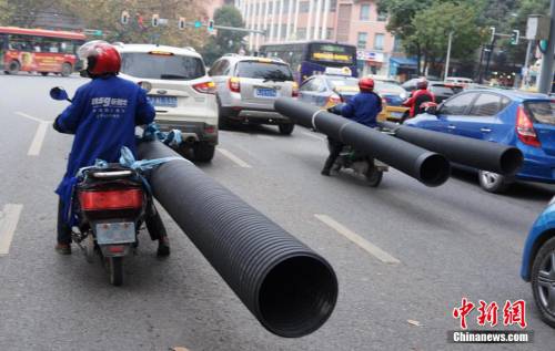 貴陽(yáng)現(xiàn)最牛摩姐 載超長(zhǎng)管穿梭車流