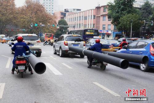 貴陽(yáng)現(xiàn)最牛摩姐 載超長(zhǎng)管穿梭車流