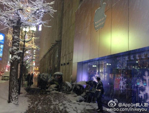 日本果粉雪夜排隊 警察拍肩確認(rèn)死活