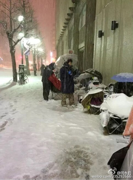 日本果粉雪夜排隊 警察拍肩確認(rèn)死活