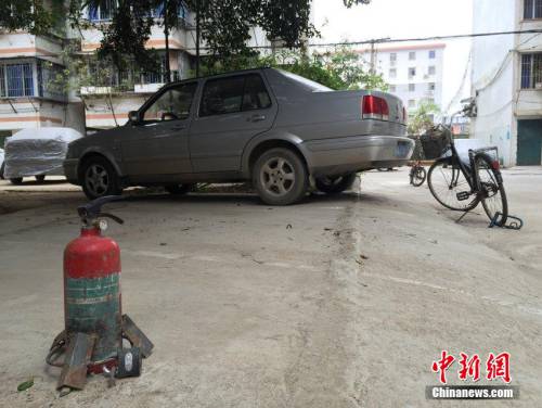廣西一小區停車出奇招 業主私建泊車位