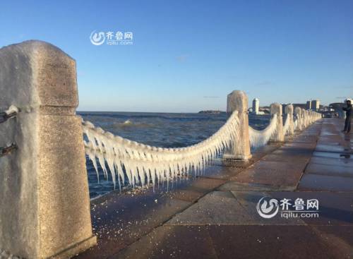 煙臺濱海廣場現冰凌美景 綿延千米