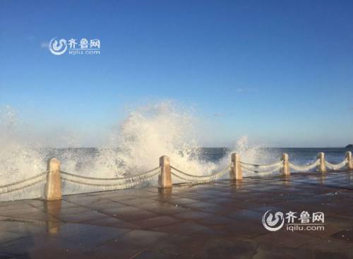 煙臺濱海廣場現冰凌美景 綿延千米