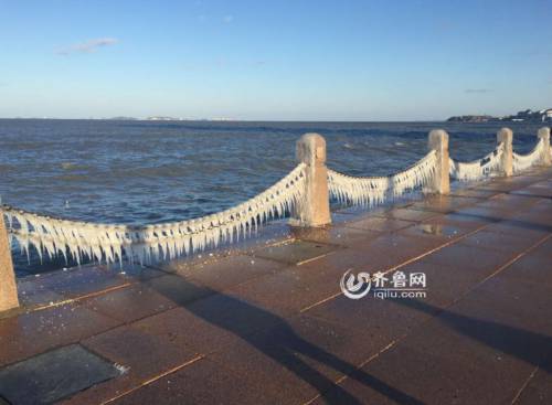 煙臺濱海廣場現冰凌美景 綿延千米