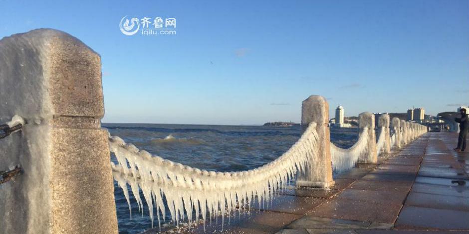 煙臺濱海廣場現冰凌美景 綿延千米