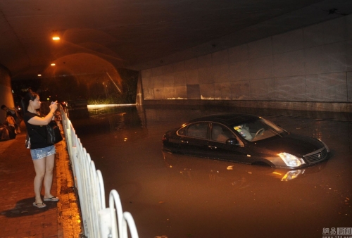 廣州多地出現水浸堵車