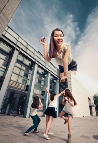 大學畢業爭拍創意照 北大女生化身巨人