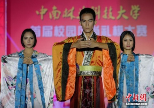 ?；ㄐ２萃_示范中華禮儀 展現(xiàn)漢服風(fēng)采