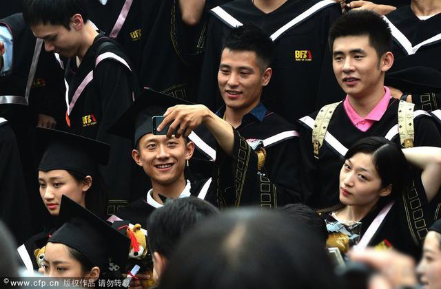 北影畢業典禮：張一山玩自拍 楊紫美貌搶鏡