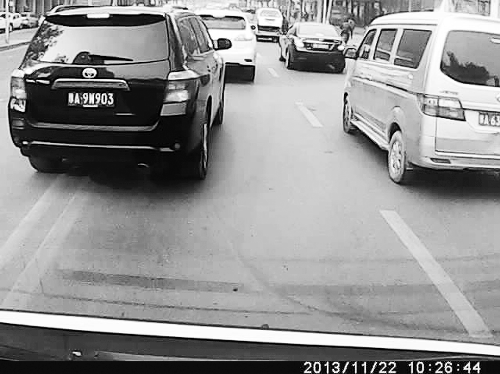 這輛黑色車輛不避讓執(zhí)行緊急任務(wù)的救護車，并壓著雙黃線變更車道。唐韜/圖