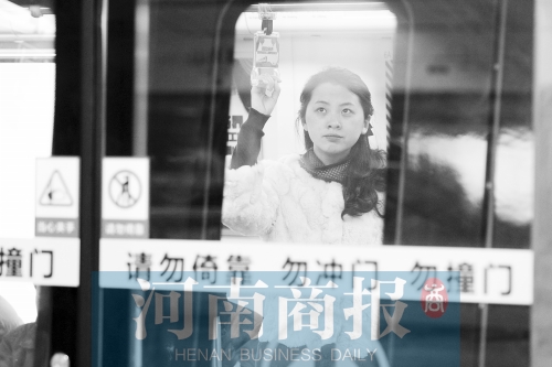 首個(gè)上班高峰，地鐵乘客以年輕的上班族為主