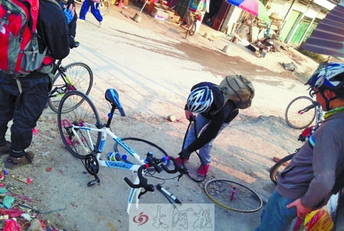 運(yùn)氣不好，十分鐘被扎了兩次胎，只能自己修車。