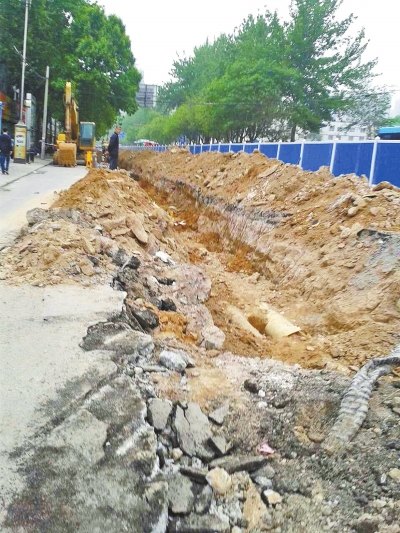 文化路大修改造工程，目前西半幅圍擋已基本鋪設(shè)到位。