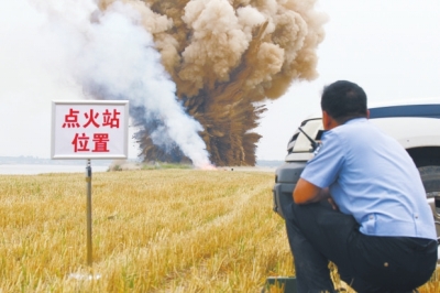 民警點火，引爆爆炸物品。