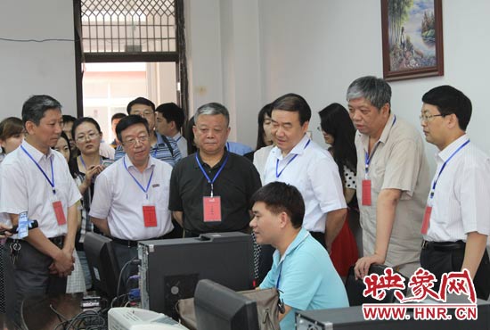 在評卷質(zhì)檢組,工作人員介紹說,今年有四級質(zhì)檢(即小組質(zhì)檢、題組質(zhì)檢、學(xué)科質(zhì)檢、省質(zhì)檢),確保嚴把質(zhì)量