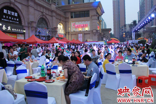 活動(dòng)場(chǎng)面火爆,600多人免費(fèi)大聚餐。