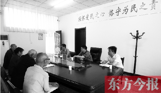 6月16日，幾位蘭考市民在向縣委副書記毛衛(wèi)豐反映問題。