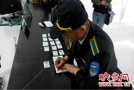 撿到的身份證，巡防隊(duì)員通常是自費(fèi)郵寄給失主。